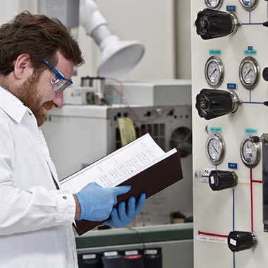 cientifico investigando