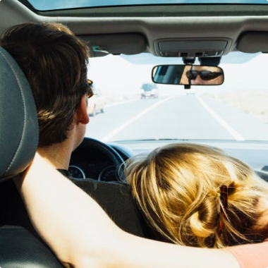 pareja dentro de un coche