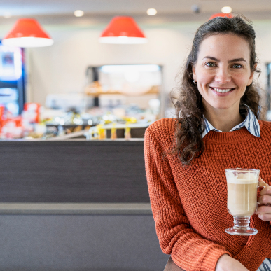 chica tomando cafe